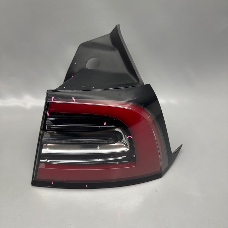 TESLA MODEL 3 TAIL LIGHT RIGHT PASSENGER 2017 2018 2019 2020 2021 2022
