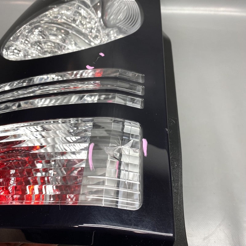 EH22-13405-AA LAND ROVER DISCOVERY 4 TAIL LIGHT LEFT DRIVER EH22-13405-AA 2014 15 2016 DAMAGED