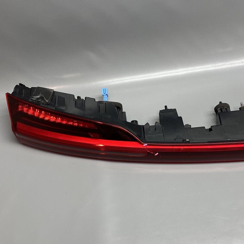 4KE945095G AUDI E-TRON REAR CENTER TAIL LIGHT 2022 2023 2024 OEM 4KE945095G CRACKED