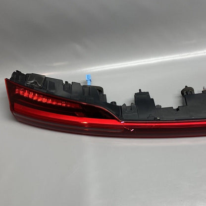 4KE945095G AUDI E-TRON REAR CENTER TAIL LIGHT 2022 2023 2024 OEM 4KE945095G CRACKED