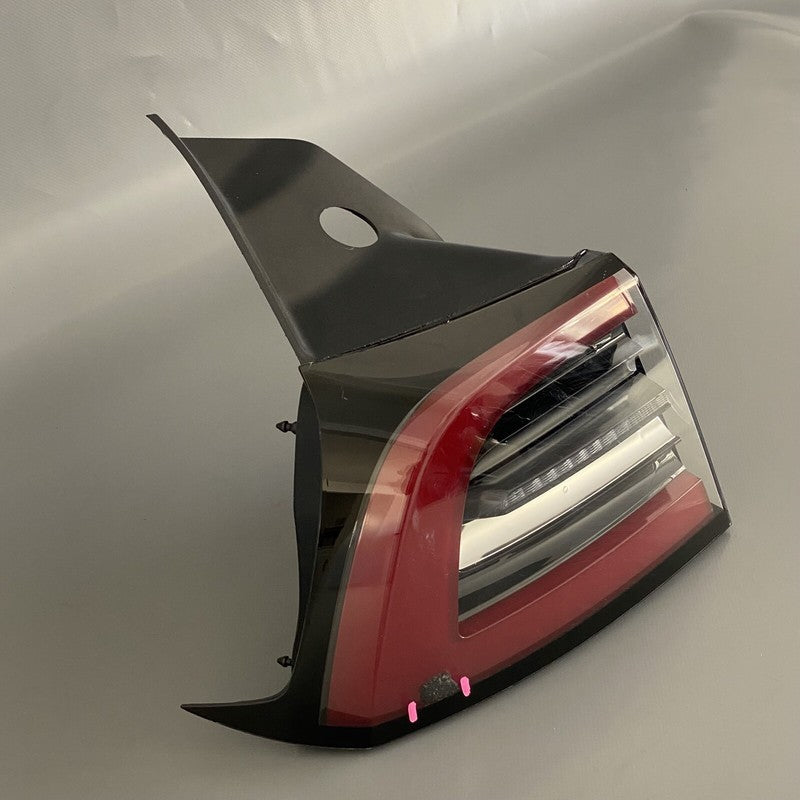 1077397-00-E TESLA MODEL 3 TAIL LIGHT LEFT DRIVER 2017 2018 2019 2020 2021 2022 OEM DAMAGED