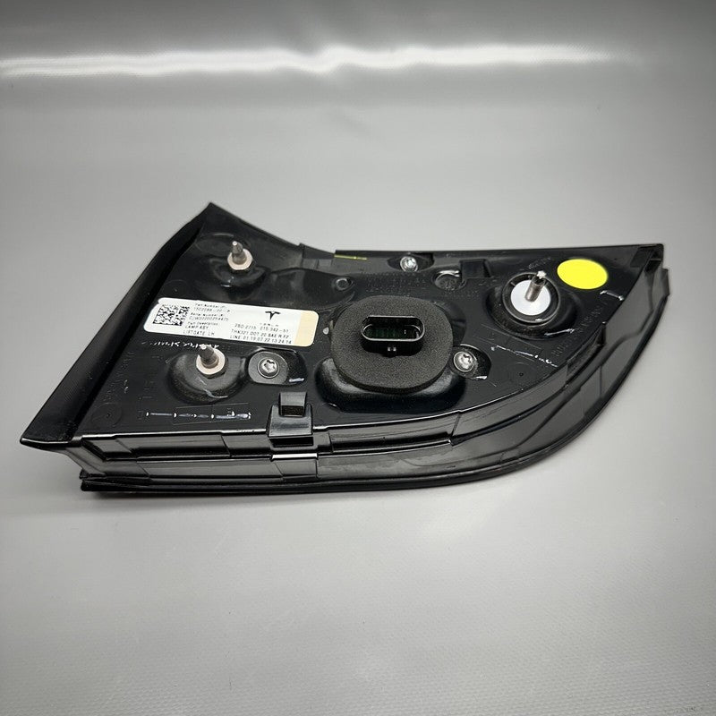 1502088-00-B TESLA MODEL Y LIFTGATE TAIL LIGHT LEFT DRIVER 2020 21 22 2023 OEM 1502088-00-B