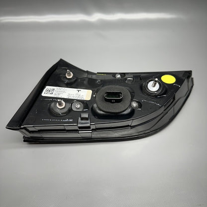 1502088-00-B TESLA MODEL Y LIFTGATE TAIL LIGHT LEFT DRIVER 2020 21 22 2023 OEM 1502088-00-B