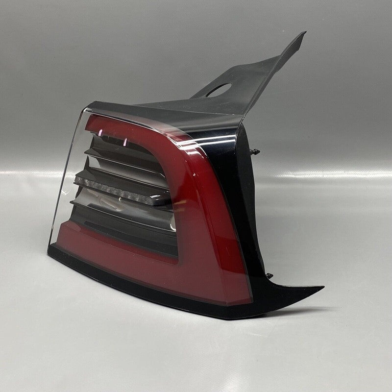 TESLA MODEL 3 TAIL LIGHT RIGHT PASSENGER 1077398-00-H 2017 18 2019 202