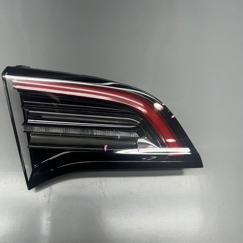 1502088-00-B TESLA MODEL Y LIFTGATE TAIL LIGHT LEFT DRIVER 2020 21 22 2023 OEM 1502088-00-B