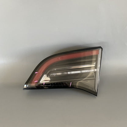 1077402-00-E TESLA MODEL 3 INNER TAIL LIGHT RIGHT SIDE 1077402-00-E 2017 2018 2019 2020 OEM