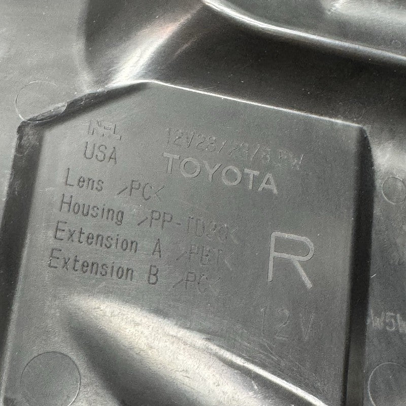TOYOTA CAMRY HEADLIGHT RIGHT PASSENGER 2018 2019 2020 OEM 