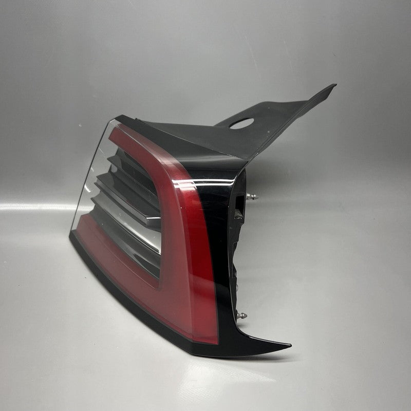 1502087-00-D TESLA MODEL Y TAIL LIGHT RIGHT PASSENGER 2020 2021 2022 2023 LED 4 PIN OEM