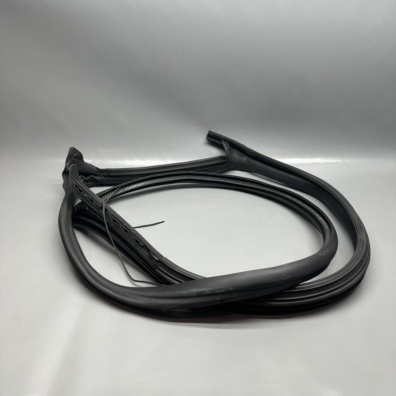 1090499-00-K TESLA MODEL 3 FRONT BODY SEAL PRIMARY LEFT FRONT 2017-2022 OEM 1090499-00-K