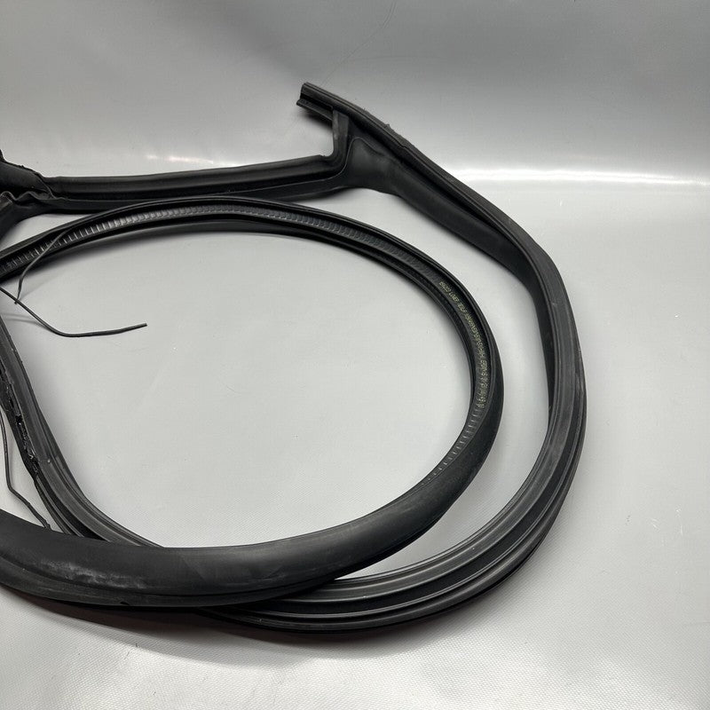 1090499-00-K TESLA MODEL 3 FRONT BODY SEAL PRIMARY LEFT FRONT 2017-2022 OEM 1090499-00-K