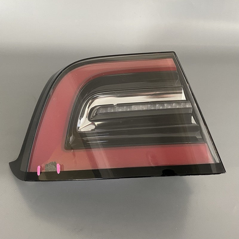 1077397-00-E TESLA MODEL 3 TAIL LIGHT LEFT DRIVER 2017 2018 2019 2020 2021 2022 OEM DAMAGED