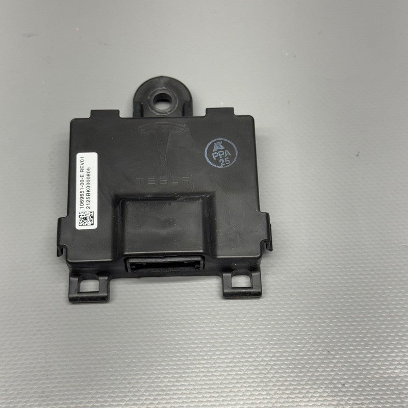 1069651-00-E TESLA MODEL S DOOR HANDLE CONTROL UNIT FRONT 2016 2017 2018 OEM 1069651-00-E