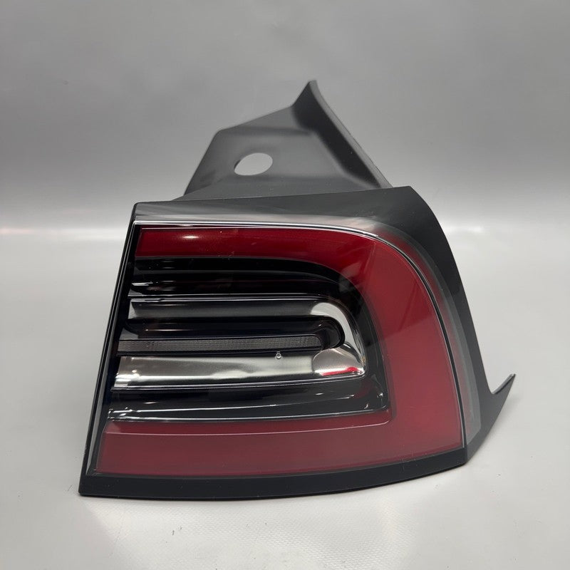 TESLA MODEL 3 TAIL LIGHT RIGHT PASSENGER 2021 2022 2023 2024 LED 4 PIN