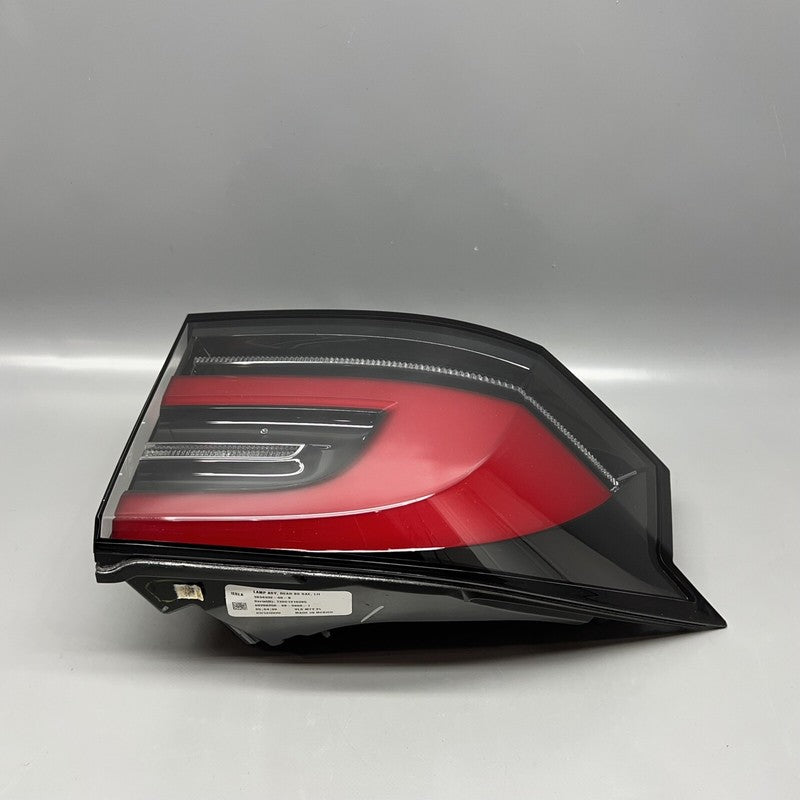 1034332-00-B TESLA MODEL X TAIL LIGHT LEFT DRIVER 2016 17 18 19 2020 LED OEM 1034332-00-B