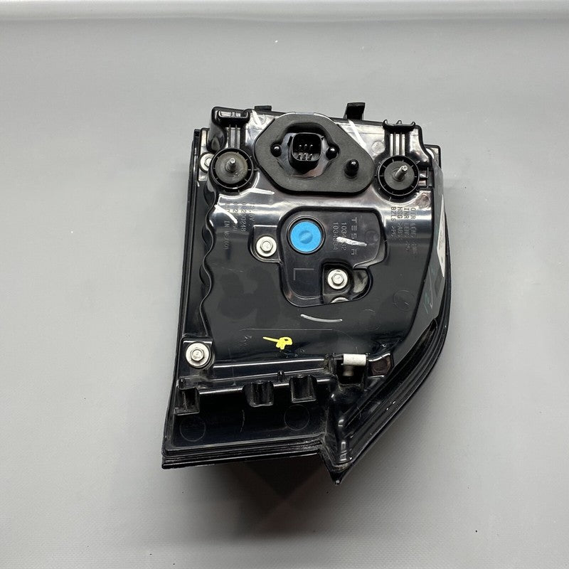 1034332-00-A TESLA MODEL X TAIL LIGHT LEFT DRIVER 1034332-00-A 2016 2017 2018 19 2020 LED OEM