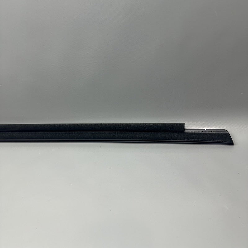1600171-00-A TESLA MODEL S PLAID DOOR WINDOW MOLDING LEFT FRONT 2021-2023 1600171-00-A