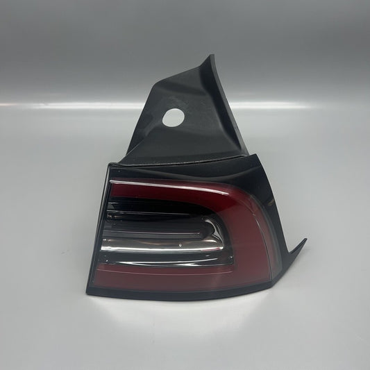 1502087-00-D TESLA MODEL Y TAIL LIGHT RIGHT PASSENGER 2020 2021 2022 2023 OEM 1502087-00-D