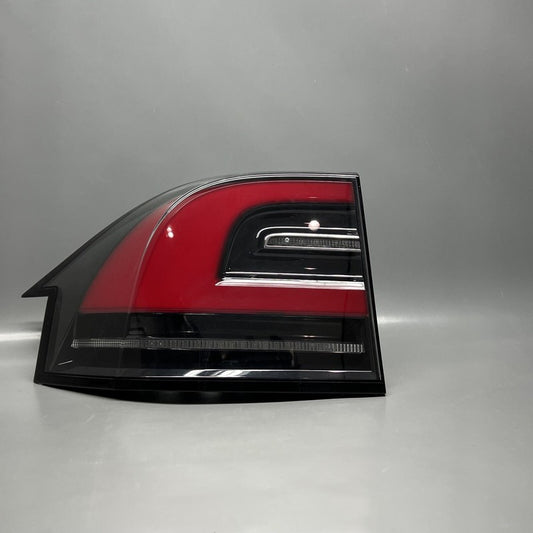 1034332-00-B TESLA MODEL X TAIL LIGHT LEFT DRIVER 2016 17 18 19 2020 LED OEM 1034332-00-B