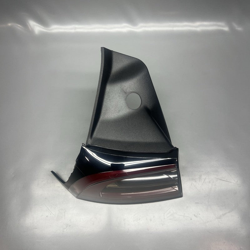 1502086-00-D TESLA MODEL Y  TAIL LIGHT LEFT DRIVER 2020 2021 2022 2023 LED 4 PIN 1502086-00-D