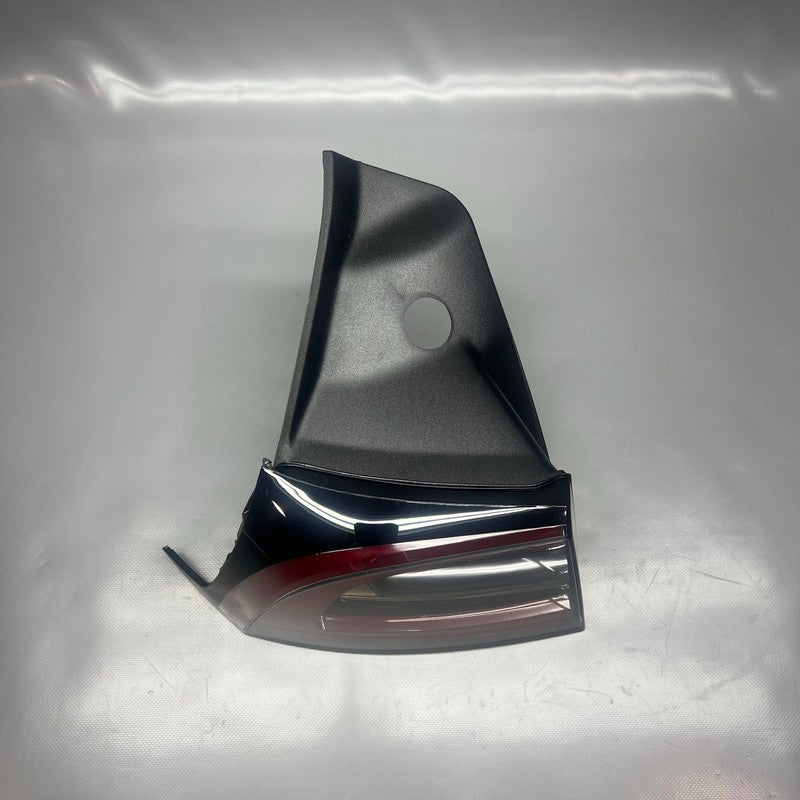 TESLA MODEL Y  TAIL LIGHT LEFT DRIVER 2020 2021 2022 2023 LED 4 PIN 15