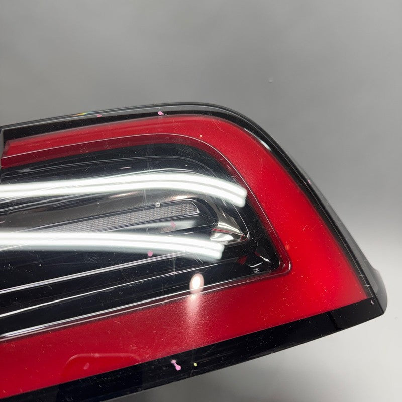 TESLA MODEL Y TAIL LIGHT RIGHT PASSENGER 2020 2021 2022 2023 2024 LED 