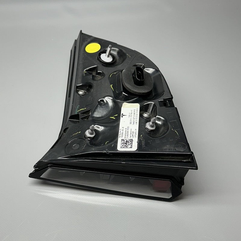 1502088-00-B TESLA MODEL Y LIFTGATE TAIL LIGHT LEFT DRIVER 2020 21 22 2023 OEM 1502088-00-B