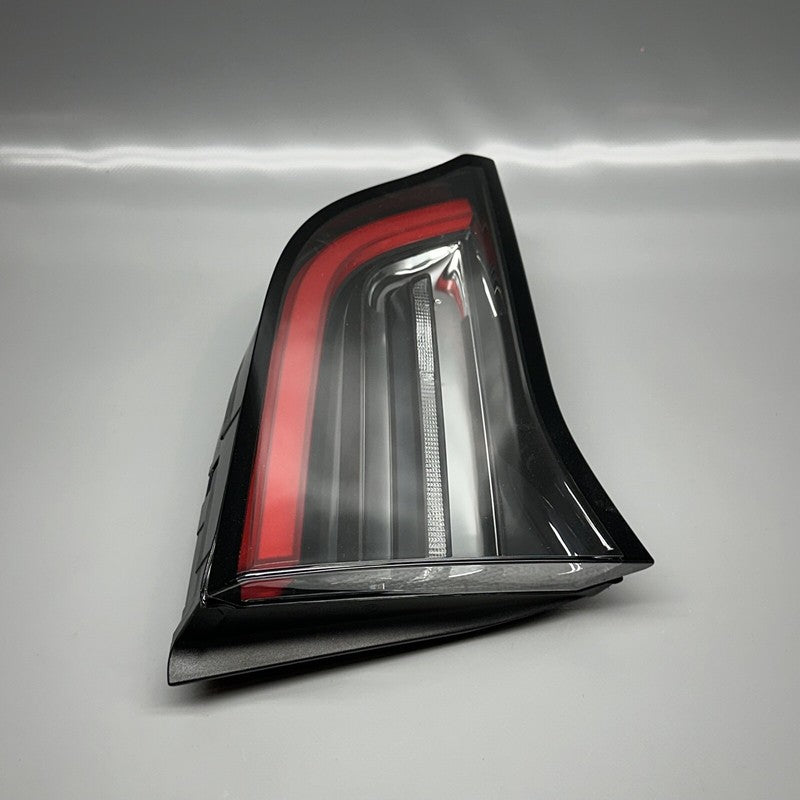 1502088-00-B TESLA MODEL Y LIFTGATE TAIL LIGHT LEFT DRIVER 2020 21 22 2023 OEM 1502088-00-B