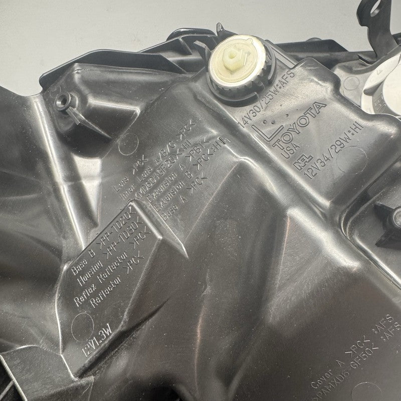 TOYOTA CAMRY HEADLIGHT RIGHT PASSENGER THREE STRIP DRL LED 2018 2019 2020 OEM