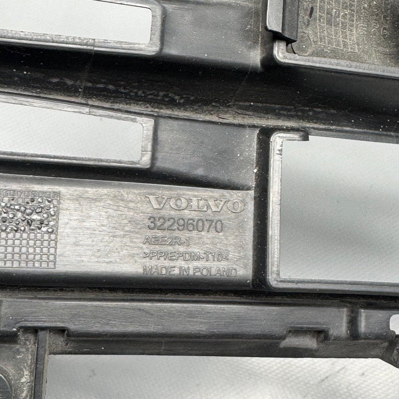 VOLVO XC60 FRONT BUMPER LOWER GRILLE 2018 2019 2020 2021 OEM 32296070
