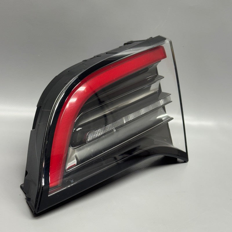 TESLA MODEL Y TAIL LIGHT TRUNK RIGHT PASSENGER 2020-2022 2023 2024 4 P