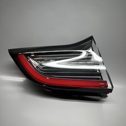 1502088-00-B TESLA MODEL Y LIFTGATE TAIL LIGHT LEFT DRIVER 2020 21 22 2023 OEM 1502088-00-B