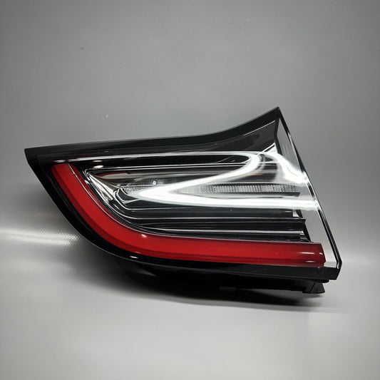 1502088-00-B TESLA MODEL Y LIFTGATE TAIL LIGHT LEFT DRIVER 2020 21 22 2023 OEM 1502088-00-B