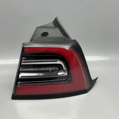 1077398-00-H TESLA MODEL 3 TAIL LIGHT RIGHT PASSENGER LED 2017 18 19 20 2021 OEM 1077398-00-H