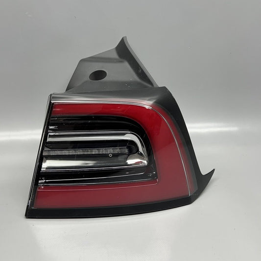 1077398-00-H TESLA MODEL 3 TAIL LIGHT RIGHT PASSENGER LED 2017 18 19 20 2021 OEM 1077398-00-H