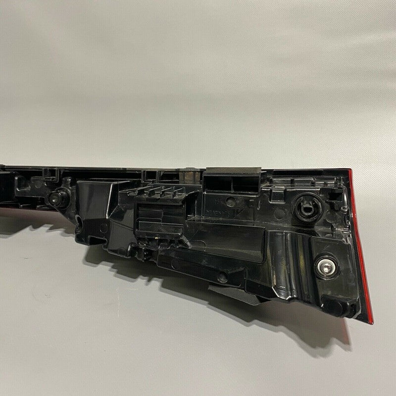 4KE945095C AUDI E-TRON CENTER REAR TAIL LIGHT 4KE945095C 2019 2020 OEM