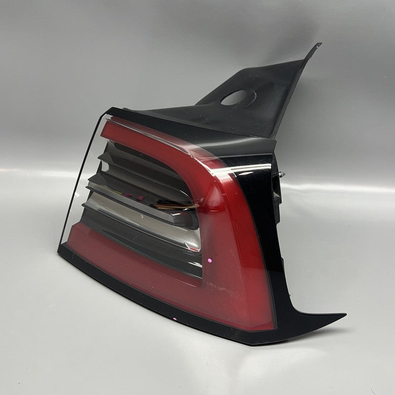 1502087-00-D TESLA MODEL Y TAIL LIGHT RIGHT PASSENGER 2020 21 22 2023 LED OEM 1502087-00-D