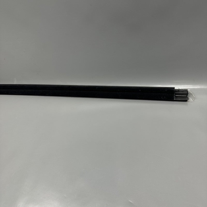 1098684-00-D TESLA MODEL X DOOR WINDOW BELT RIGHT FRONT 2016 2017 18 19 2020 OEM 1098684-00-D