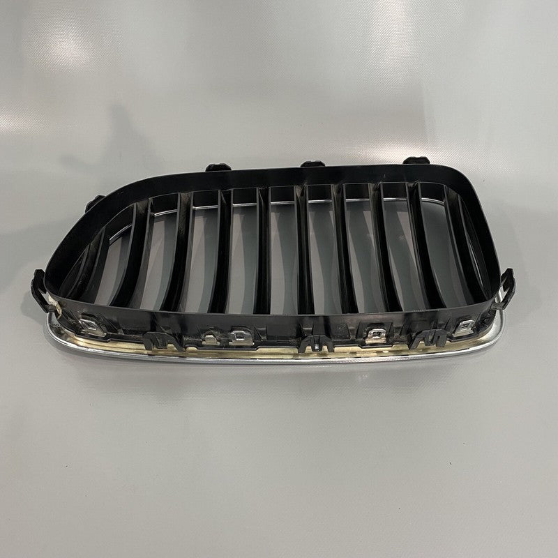 7412324 BMW 528 GRILLE UPPER RIGHT 2014 2015 2016 7412324 535 OEM