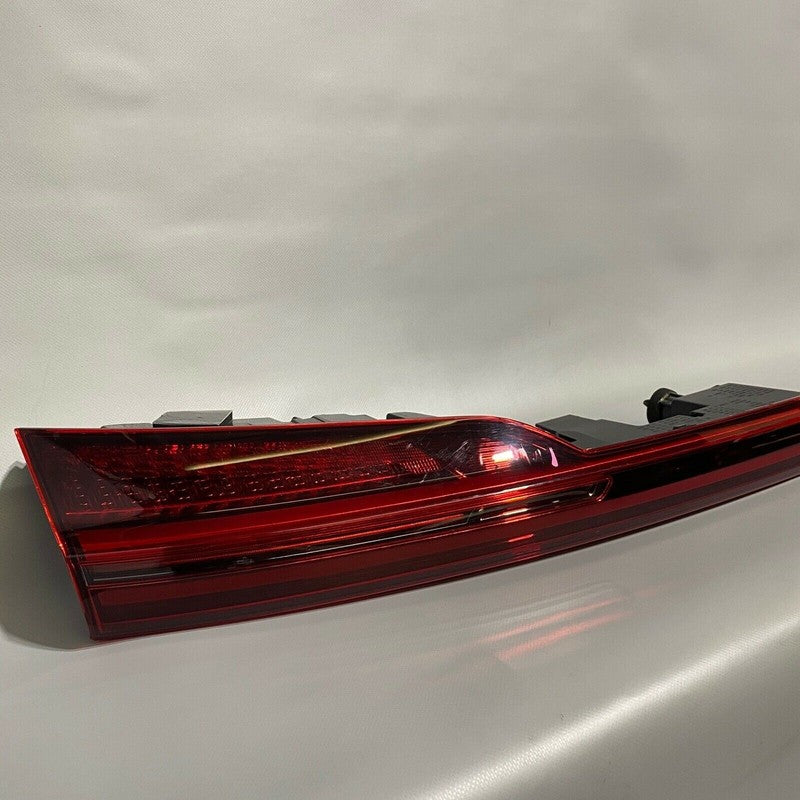 4KE945095C AUDI E-TRON CENTER REAR TAIL LIGHT 4KE945095C 2019 2020 OEM