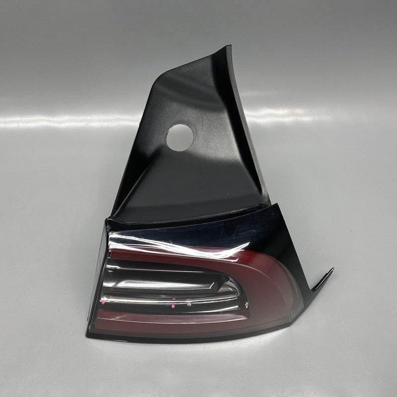 MODEL 3 TESLA MODEL 3 TAIL LIGHT RIGHT PASSENGER 2017 2018 2019 2020 OEM