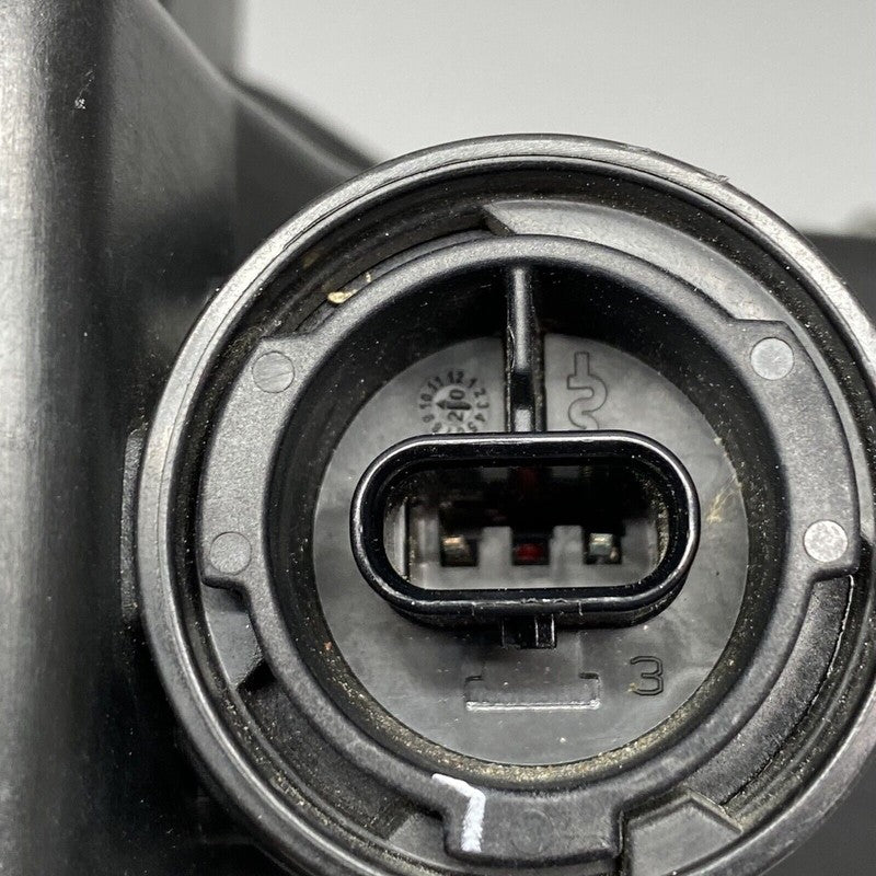 1077390-00-F TESLA MODEL 3 FOG LIGHT RIGHT PASSENGER 2017 18 19 20 21 2022 2 PIN 1077390-00-F