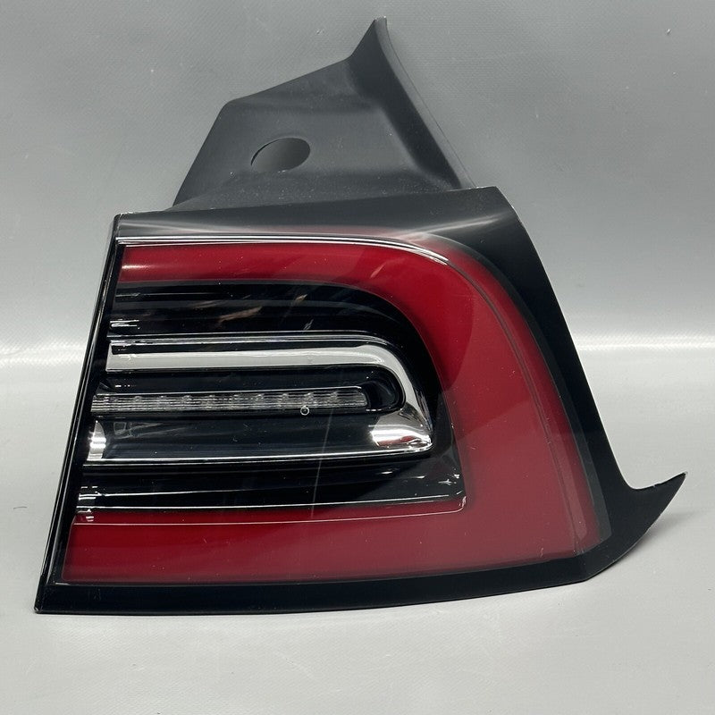 1077398-00-H TESLA MODEL 3 TAIL LIGHT RIGHT PASSENGER 2017 18 19 20 2021 LED OEM 1077398-00-H