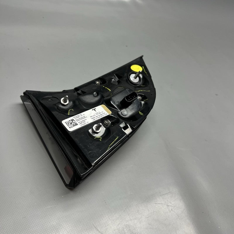 1502088-00-B TESLA MODEL Y TAIL LIGHT TRUNK LEFT DRIVER 2021 2022 2023 2024 OEM 1502088-00-B