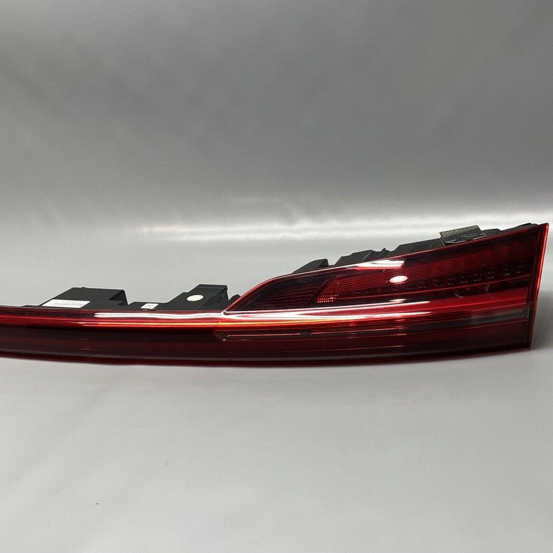 4KE945095G AUDI E-TRON REAR CENTER TAIL LIGHT 2022 2023 2024 OEM 4KE945095G CRACKED