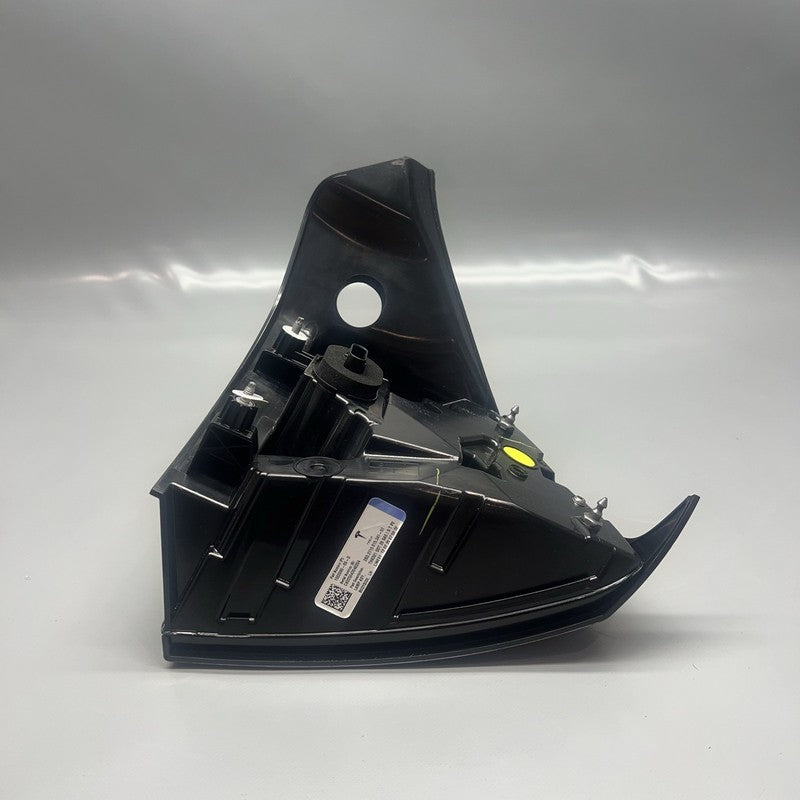 1502086-00-D TESLA MODEL Y  TAIL LIGHT LEFT DRIVER 2020 2021 2022 2023 LED 4 PIN 1502086-00-D