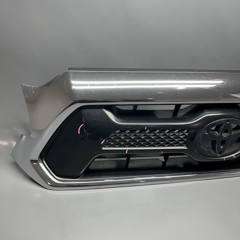 53100-04470 TOYOTA TACOMA GRILLE 2012 2013 2014 2015 OEM 53100-04470 DAMAGED